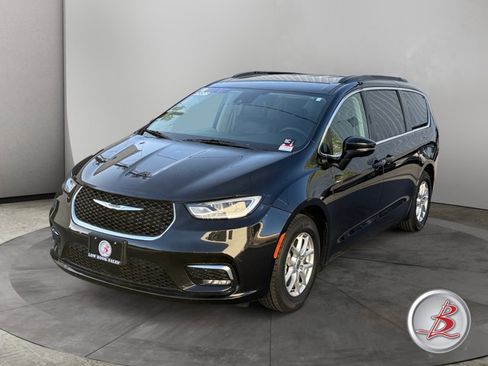 Used 2022 Chrysler Pacifica Touring-L FWD image 3