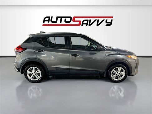 Used 2022 Nissan Kicks S image 8
