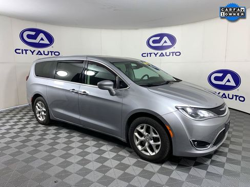 Used 2020 Chrysler Pacifica Touring w/ Tire & Wheel Group FWD image 1