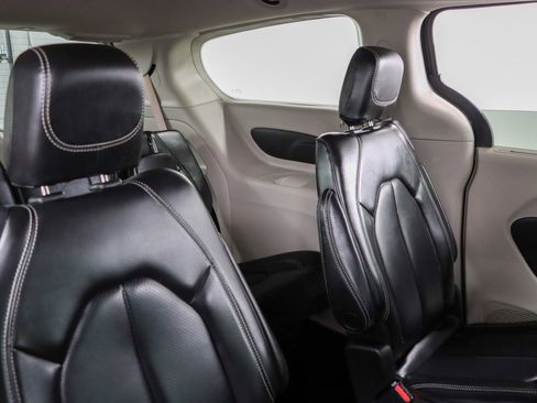 Used 2023 Chrysler Pacifica Touring-L FWD image 28