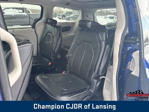 Used 2019 Chrysler Pacifica Limited image 37