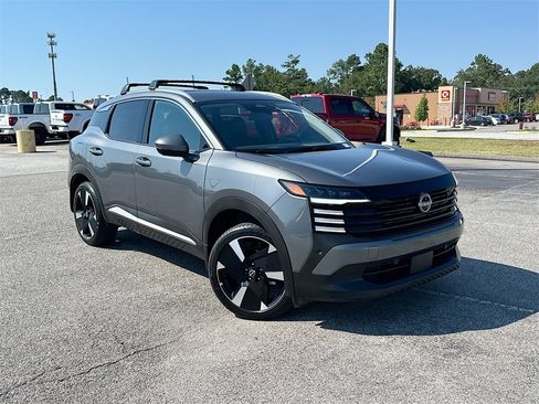 Used 2025 Nissan Kicks SR image 1