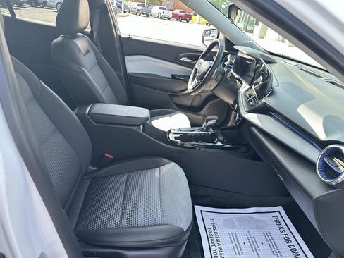 Used 2025 Chevrolet Trax LT w/ Driver Confidence Package FWD image 24