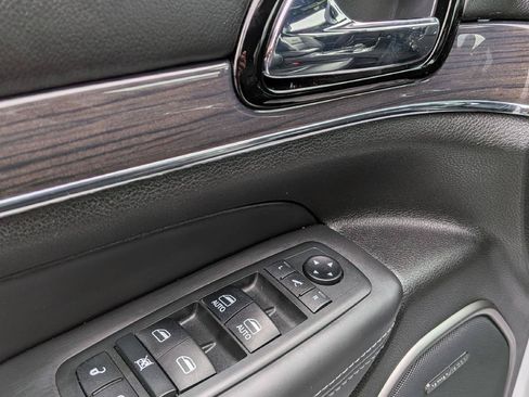 Used 2019 Jeep Grand Cherokee Overland AWD/4WD image 14