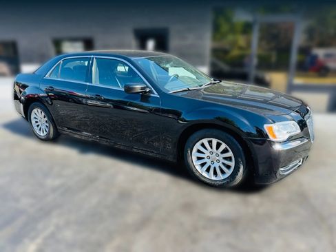 Used 2014 Chrysler 300 RWD image 7