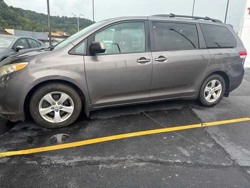 Used 2013 Toyota Sienna LE w/ Towing Pkg FWD image 5