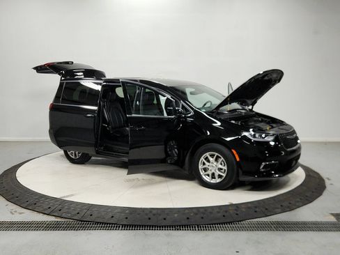 Used 2025 Chrysler Pacifica Select FWD image 10