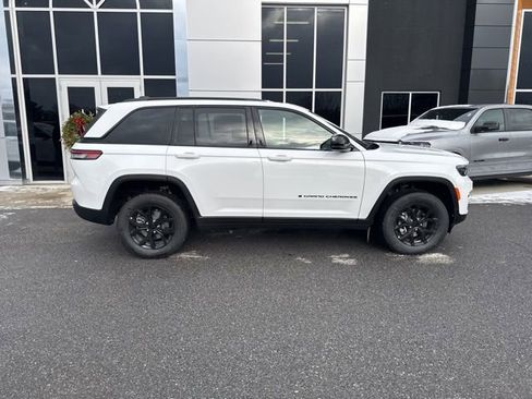 New 2025 Jeep Grand Cherokee Altitude image 7