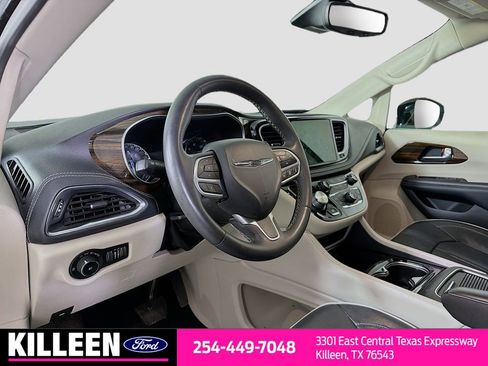 Used 2023 Chrysler Pacifica Limited image 10