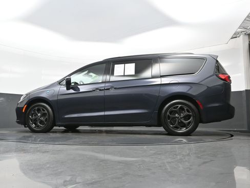 Used 2021 Chrysler Pacifica Touring w/ Uconnect Theater Family Group image 29