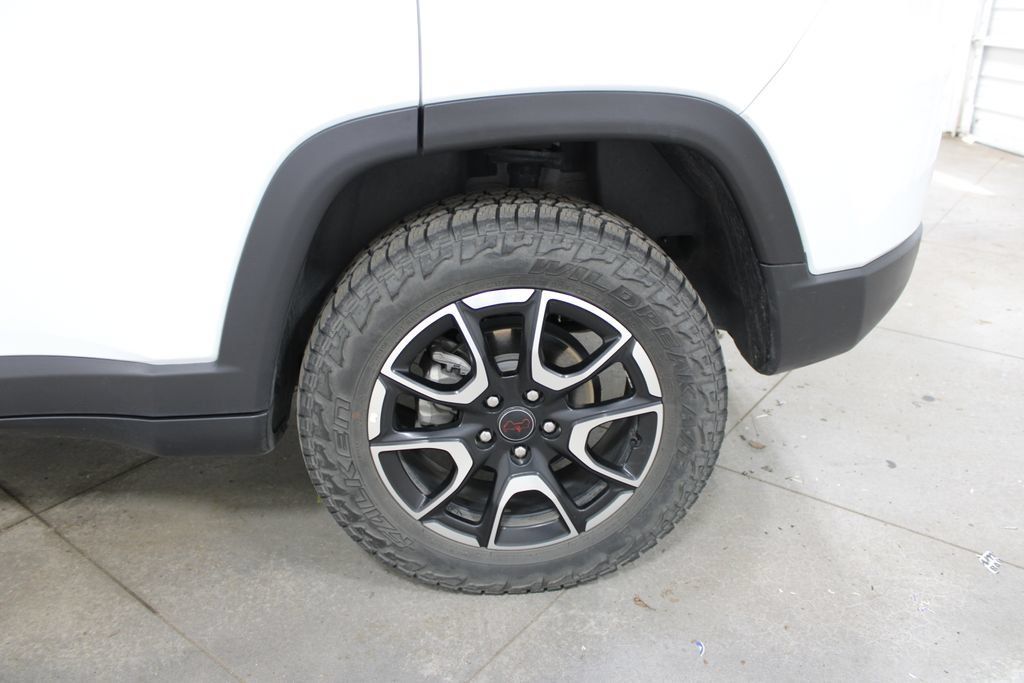 Used 2025 Jeep Compass Trailhawk AWD/4WD image 38