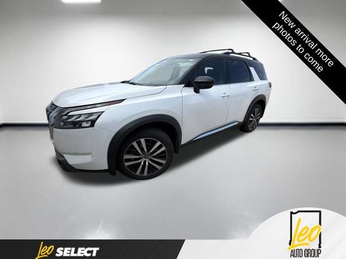 Used 2025 Nissan Pathfinder Platinum AWD/4WD image 1