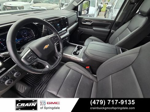 Used 2025 Chevrolet Silverado 2500 LTZ w/ LTZ Convenience Package AWD/4WD image 10