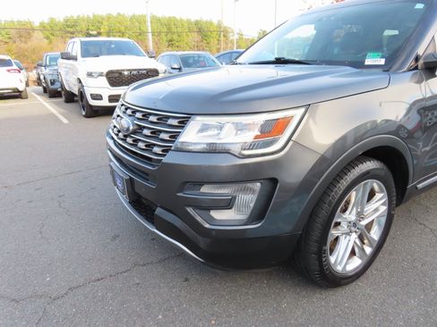 Used 2017 Ford Explorer XLT w/ Equipment Group 202A image 9