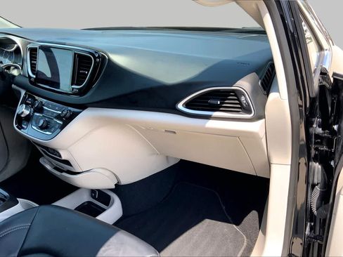 Used 2024 Chrysler Pacifica Touring-L FWD image 18