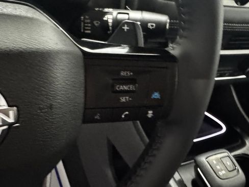 Used 2025 Nissan Rogue SL AWD/4WD image 6