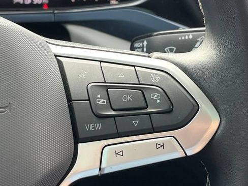 Used 2023 Volkswagen Taos SE w/ Panoramic Sunroof Package FWD image 16