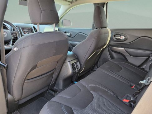 Used 2019 Jeep Cherokee Latitude w/ Popular Appearance Group FWD image 5