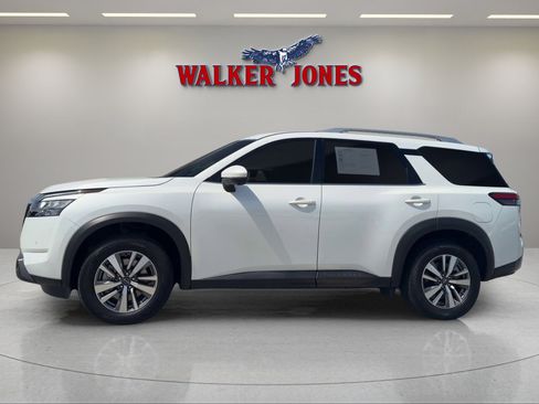 Used 2025 Nissan Pathfinder SL image 3