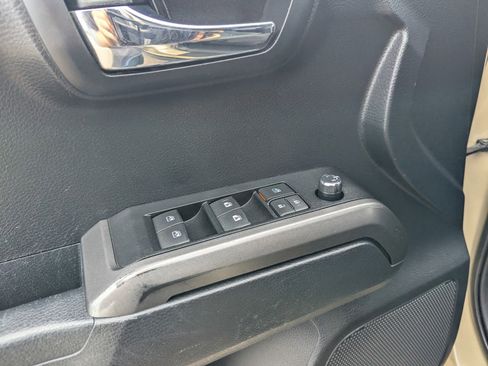 Used 2018 Toyota Tacoma TRD Sport w/ Technology Package image 12