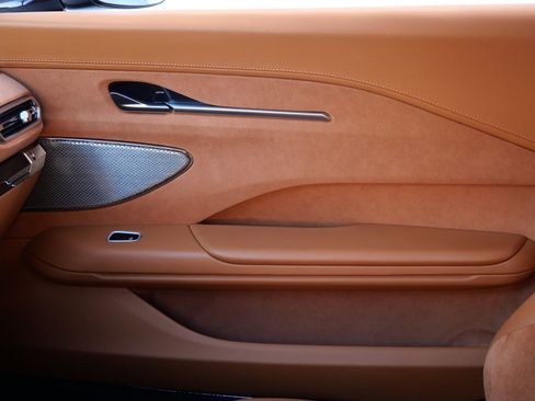 Used 2025 Aston Martin V8 Vantage Coupe RWD image 17
