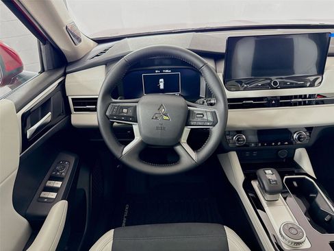 New 2025 Mitsubishi Outlander SE image 22
