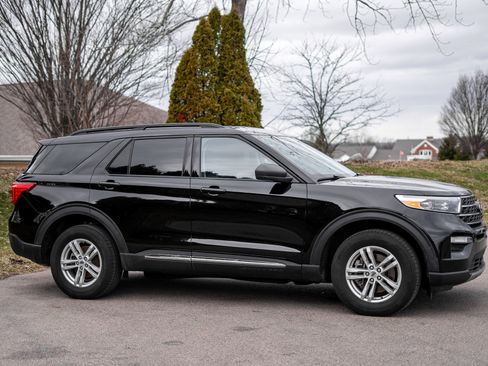 Used 2023 Ford Explorer XLT w/ Equipment Group 202A image 4