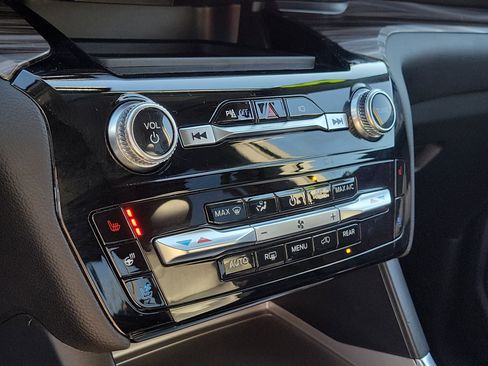 Used 2023 Ford Explorer Limited image 12