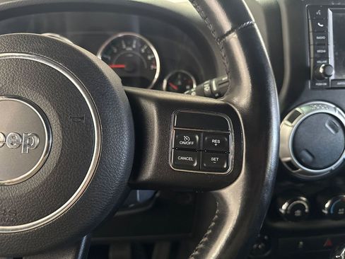Used 2013 Jeep Wrangler Unlimited Rubicon w/ Connectivity Group AWD/4WD image 13
