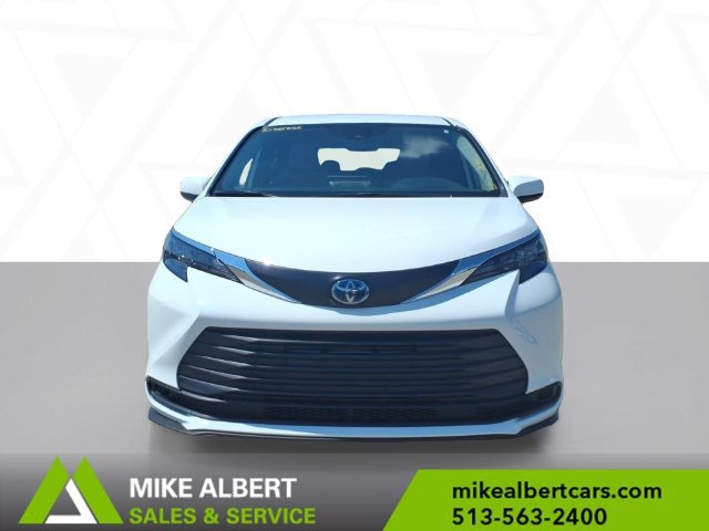 Used 2025 Toyota Sienna LE FWD image 2