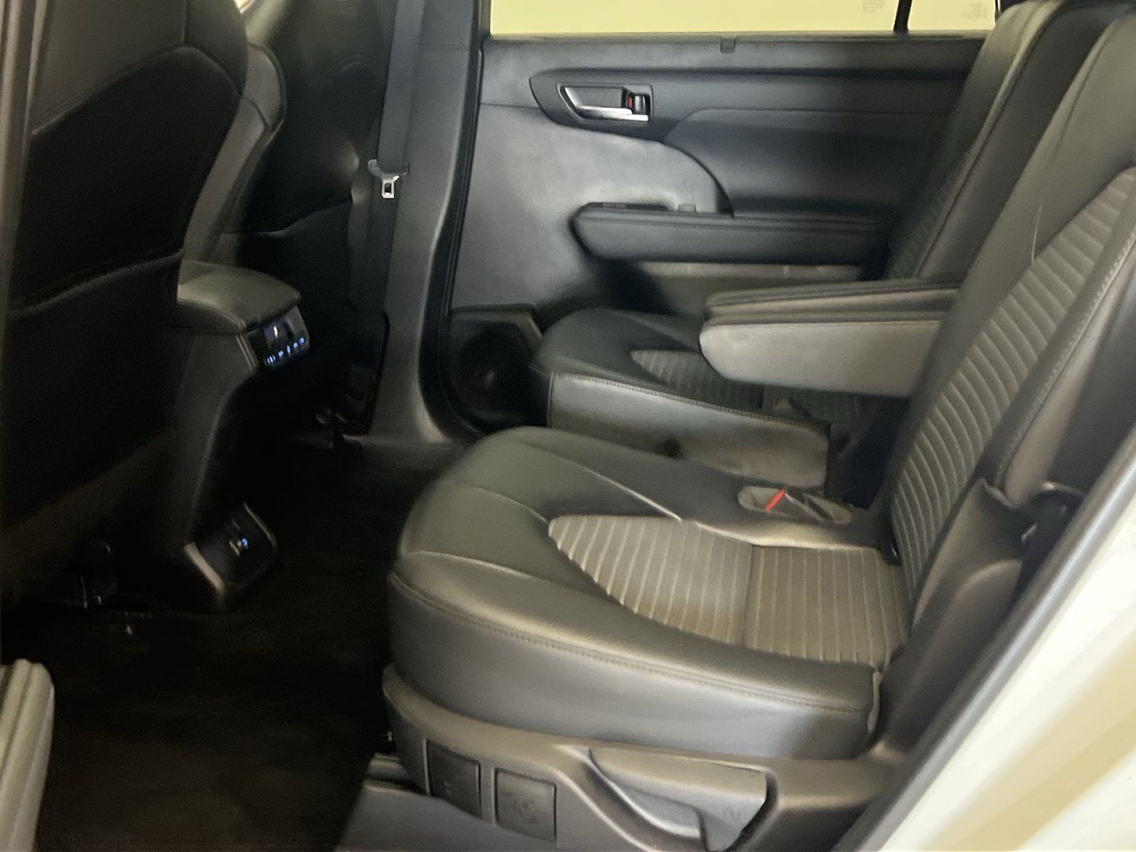 Used 2022 Toyota Highlander XSE AWD/4WD image 24