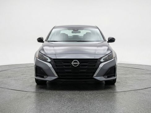 Used 2025 Nissan Altima 2.5 SV FWD image 2