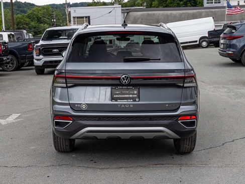 Used 2025 Volkswagen Taos SE w/ Panoramic Sunroof Package AWD/4WD image 5