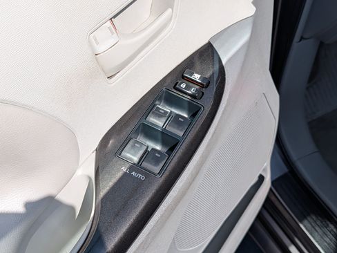 Used 2014 Toyota Sienna LE FWD image 19