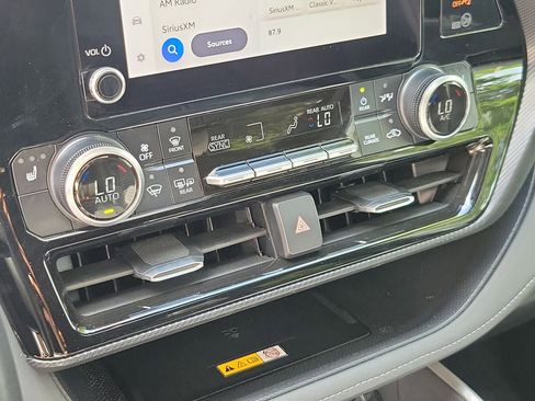 Used 2025 Toyota Highlander XSE AWD/4WD image 28