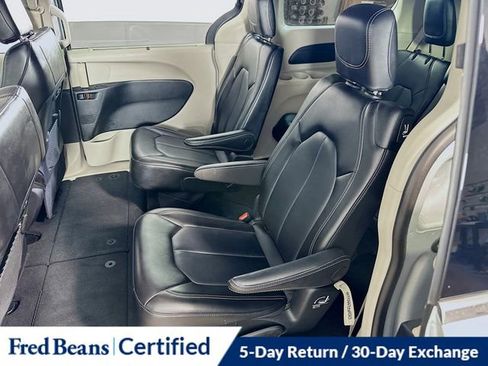 Used 2024 Chrysler Pacifica Touring-L image 17