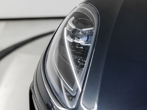 Certified 2025 Porsche Macan AWD/4WD image 13