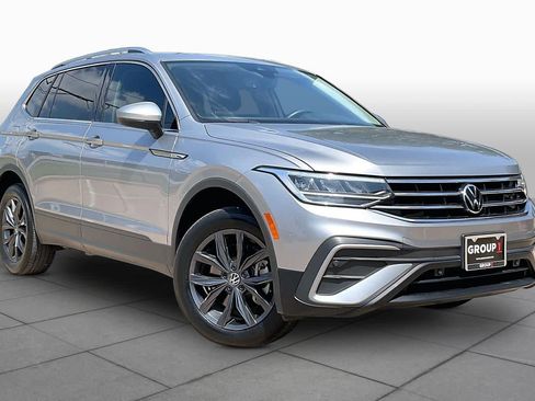 Used 2022 Volkswagen Tiguan SE w/ Panoramic Sunroof Package FWD image 3