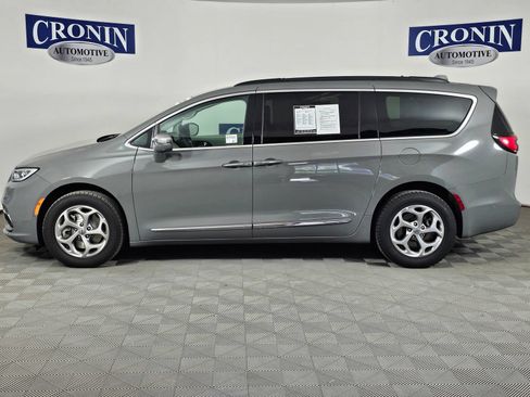 Used 2022 Chrysler Pacifica Limited AWD/4WD image 35
