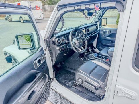Used 2019 Jeep Wrangler Unlimited Sahara image 11