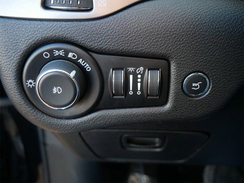 Used 2020 Jeep Cherokee Limited image 27