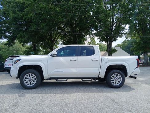 Used 2024 Toyota Tacoma SR5 AWD/4WD image 1
