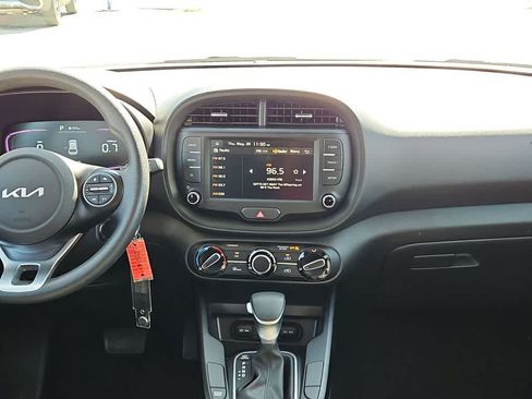 Used 2025 Kia Soul LX w/ LX Technology Package FWD image 14