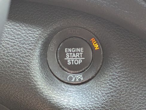 Used 2019 Jeep Cherokee Latitude Plus FWD image 30