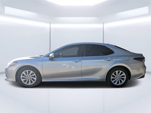 Used 2022 Toyota Camry LE image 6