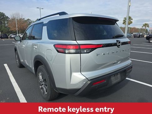 Used 2024 Nissan Pathfinder SV image 6