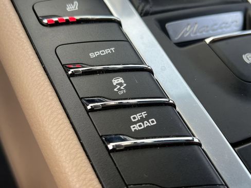 Used 2021 Porsche Macan w/ Premium Package image 30