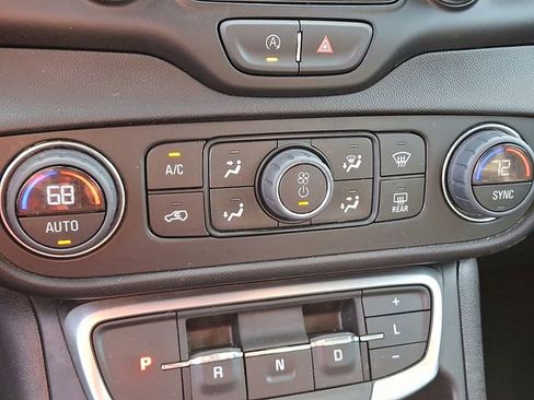 Used 2024 GMC Terrain SLT image 19