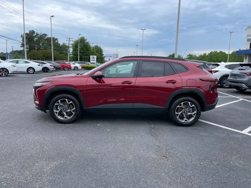 Used 2025 Chevrolet Trax LT FWD image 2