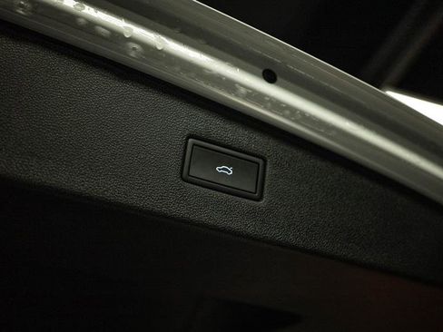 Used 2022 Volkswagen Tiguan SE image 8